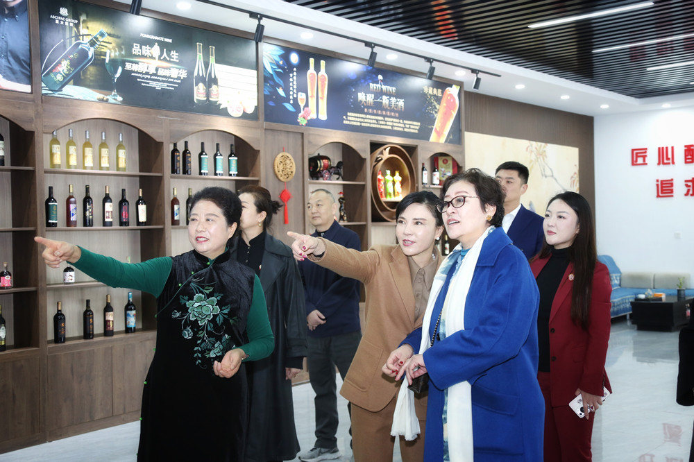 ȫ������(li��n)Ů��I(y��)���̕�(hu��)�����L��ͤһ�Ё�?xi��ng)��f��̫ʯ��ƿ���